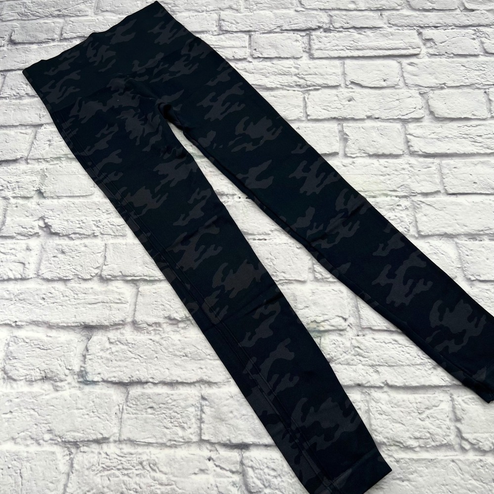 Spanx Look at Me Now Seamless Leggings Black Camo High Waist Women's Size Medium